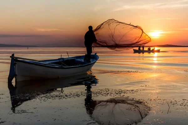 Visser Vissen Het Strand Bij Zonsondergang — Stockfoto