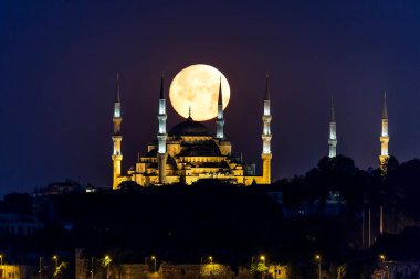 Ayasofya 'nın üzerindeki dolunay resmi olarak İstanbul, Türkiye' deki Ayasofya Büyük Camii..