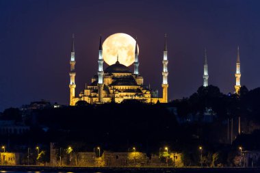 Ayasofya 'nın üzerindeki dolunay resmi olarak İstanbul, Türkiye' deki Ayasofya Büyük Camii..