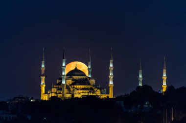 Ayasofya 'nın üzerindeki dolunay resmi olarak İstanbul, Türkiye' deki Ayasofya Büyük Camii..
