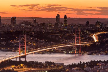 15 Temmuz Şehitler Köprüsü (15 Temmuz Sehitler Koprusu). İstanbul Boğazı Köprüsü, gece. İstanbul, Türkiye.