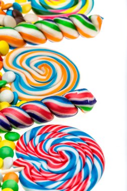 Beyaz arkaplanda renkli şekerler