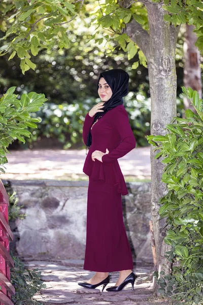 Beautiful Muslim Woman Hijab Park — Stok Foto