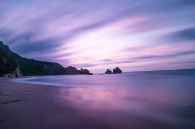 Mor ışık efektiyle denizin üzerinde güzel bir gün batımı