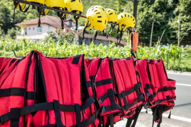 Rafting için kask ve güvenlik ekipmanları 