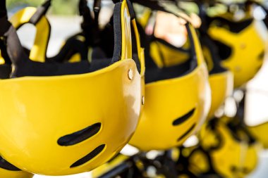 Rafting için kask ve güvenlik ekipmanları 