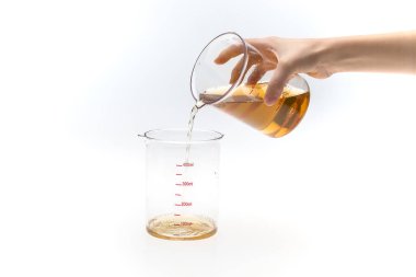 Kadın eli bilim yapıyor. Sona erme testi tüpleri.