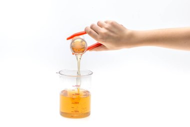 Kadın eli bilim yapıyor. Sona erme testi tüpleri.