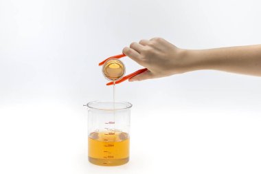 Kadın eli bilim yapıyor. Sona erme testi tüpleri.