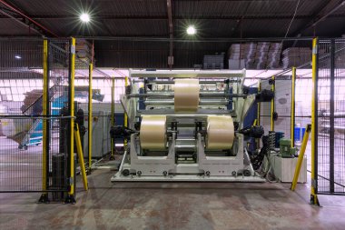 Koli bandı imalatı. Strapping Machine for Industrail Ambalaj Hattı, Fabrika, Endüstri ve Teknoloji konseptinde ambalaj hattı için modern makine.