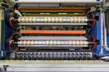 Koli bandı imalatı. Strapping Machine for Industrail Ambalaj Hattı, Fabrika, Endüstri ve Teknoloji konseptinde ambalaj hattı için modern makine.