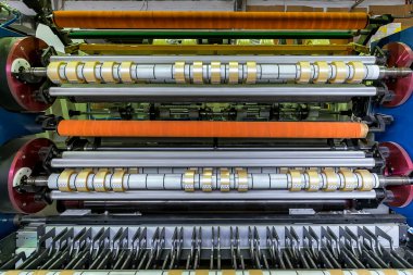 Koli bandı imalatı. Strapping Machine for Industrail Ambalaj Hattı, Fabrika, Endüstri ve Teknoloji konseptinde ambalaj hattı için modern makine.