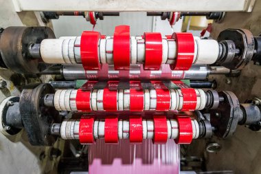 Koli bandı imalatı. Strapping Machine for Industrail Ambalaj Hattı, Fabrika, Endüstri ve Teknoloji konseptinde ambalaj hattı için modern makine.