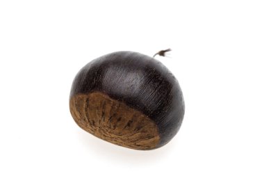 Kestane soyutlanmış. Beyaz arka planda Noel için kavrulmuş tatlı kestaneler. Üst Manzara. Türkiye sokak yiyecekleri