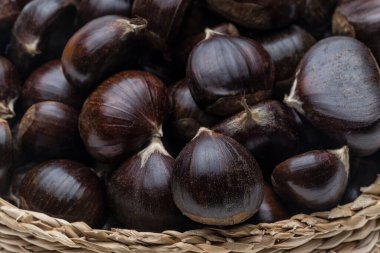 Kestane soyutlanmış. Beyaz arka planda Noel için kavrulmuş tatlı kestaneler. Üst Manzara. Türkiye sokak yiyecekleri