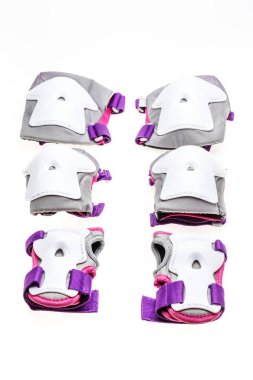 Beyaz arkaplanda dizlik seti