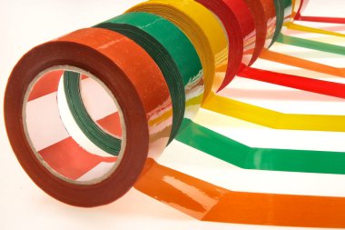 Renkli seloteyp, viski, koli bandı ve koli bandı. Beyaz arkaplandaki metin için renkli yapıştırıcı ya da boş çıkartma koleksiyonu.