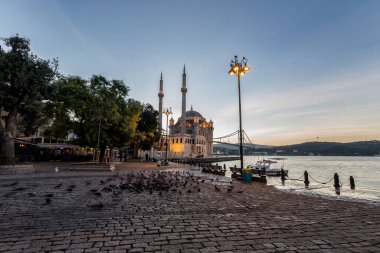 İstanbul, Türkiye, 23 Ekim 2019: Ortakoy Camii manzarası