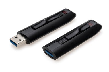 Beyaz arka plan üzerinde izole usb flash sürücüler