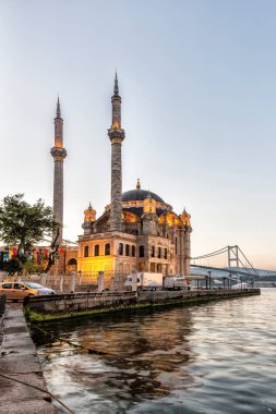 İstanbul, Türkiye, 23 Ekim 2019: Ortakoy Camii manzarası