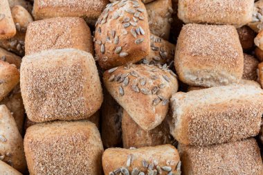 Ekmeği kapatın, fırın ürünleri beyaz arkaplanda