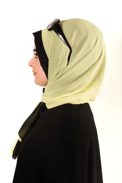 Wanita Muslim Yang Cantik Dalam Hijab Musim Panas Dengan Kacamata — Stok Foto
