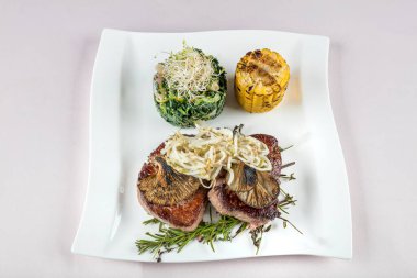 Sebze ve mantarlı ızgara et.