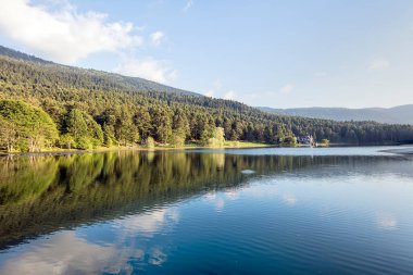 Göl ve dağlarla dolu güzel bir manzara.