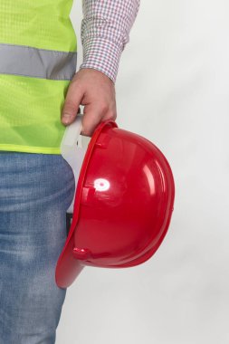Mühendislik yönetimi inşaatı, mühendis güvenlik miğferi, işçi güvenliği için çalışma alanı arka planında. Busine konsepti. Gri arkaplanda kopyalama alanı olan miğfer tutan inşaat işçisi