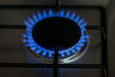 Koyu arkaplanda mavi gaz yakıcı