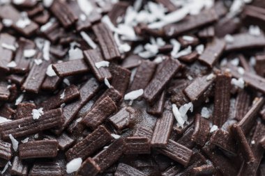 Beyaz arka planda izole edilmiş renkli serpiştirilmiş donut. Üst görünüm.