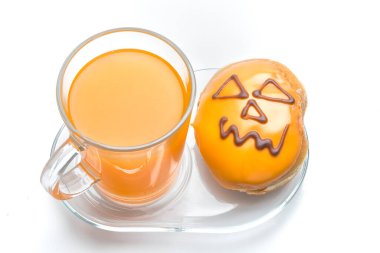 Çörekler Beyaz Arkaplanda İzole Edildi. Farklı tipte donutlar elde edersiniz: çikolata, pembe, çizgili, şuruplu ve şeker tozlu..