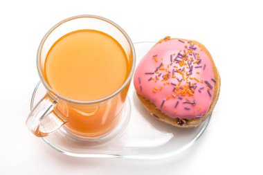 Çörekler Beyaz Arkaplanda İzole Edildi. Farklı tipte donutlar elde edersiniz: çikolata, pembe, çizgili, şuruplu ve şeker tozlu..