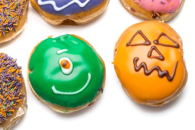 Çörekler Beyaz Arkaplanda İzole Edildi. Farklı tipte donutlar elde edersiniz: çikolata, pembe, çizgili, şuruplu ve şeker tozlu..