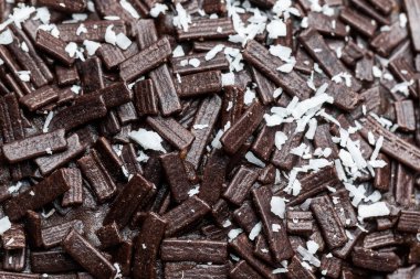 Çörekler Beyaz Arkaplanda İzole Edildi. Farklı tipte donutlar elde edersiniz: çikolata, pembe, çizgili, şuruplu ve şeker tozlu..