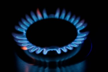 Koyu arkaplanda mavi gaz yakıcı