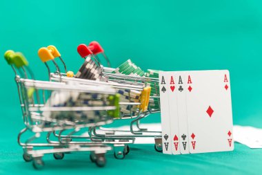 Yeşil arkaplanda poker çipleri ve kartlar