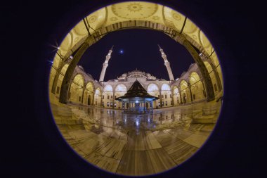 Gece vakti kurtarıcının katedralinin içinde.