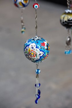 Bardakta asılı güzel renkli boncuklar.
