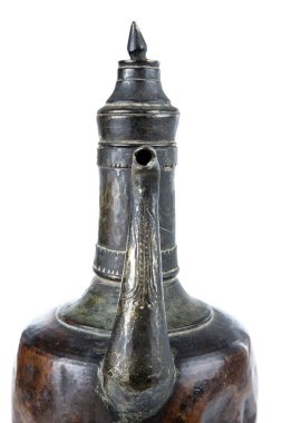 Beyaz arka planda izole edilmiş eski ahşap gazyağı feneri.