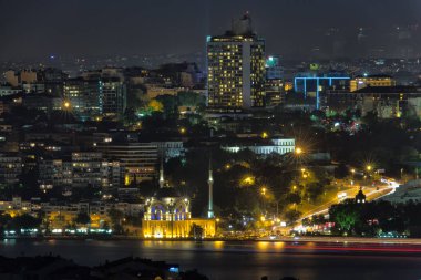İstanbul, Türkiye, 23 Ekim 2019: Ortakoy Camii 'nin gece manzarası