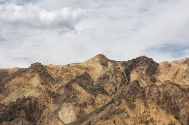 Dağların ve bulutların güzel manzarası