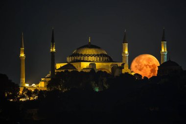 Ayasofya 'nın üzerindeki dolunay resmi olarak İstanbul, Türkiye' deki Ayasofya Büyük Camii..
