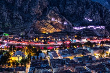 Türkiye 'nin Amasya kentinin gece hava görüntüsü