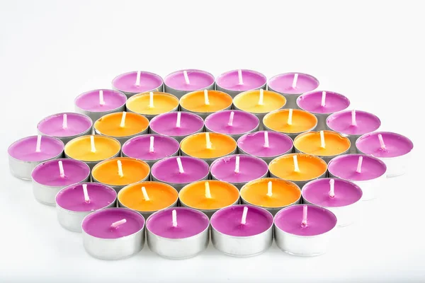 Velas Coloridas Uma Linha Fundo Branco — Fotografia de Stock