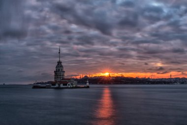 Maiden Tower 'ın adası, İstanbul, Türkiye' deki ünlü Boğaz feneri. Turistler ve efsanevi aşıklar arasında çok popülerdir. Bu en çok tanınan Stambul sembollerinden biri.
