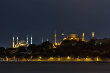 Hagia Sofia, İstanbul 'dan gece görüşü. hindi