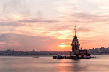 Ortaçağ Bizans döneminden bu yana mavi saatte çekilen Bakire Kulesi, İstanbul, Türkiye 'de İstanbul' un güney girişinde yer alan küçük bir adada bulunan bir kuledir..