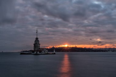 Ortaçağ Bizans döneminden bu yana mavi saatte çekilen Bakire Kulesi, İstanbul, Türkiye 'de İstanbul' un güney girişinde yer alan küçük bir adada bulunan bir kuledir..