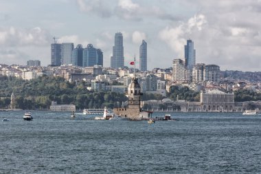 Ortaçağ Bizans döneminden bu yana mavi saatte çekilen Bakire Kulesi, İstanbul, Türkiye 'de İstanbul' un güney girişinde yer alan küçük bir adada bulunan bir kuledir..
